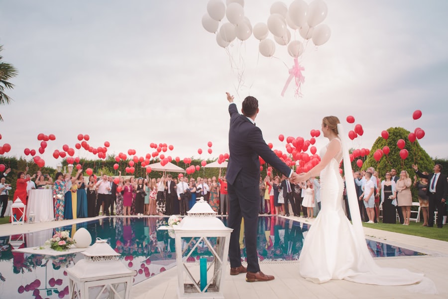 Couple de mariés dans un champ au coucher du soleil — site de photographe de mariage